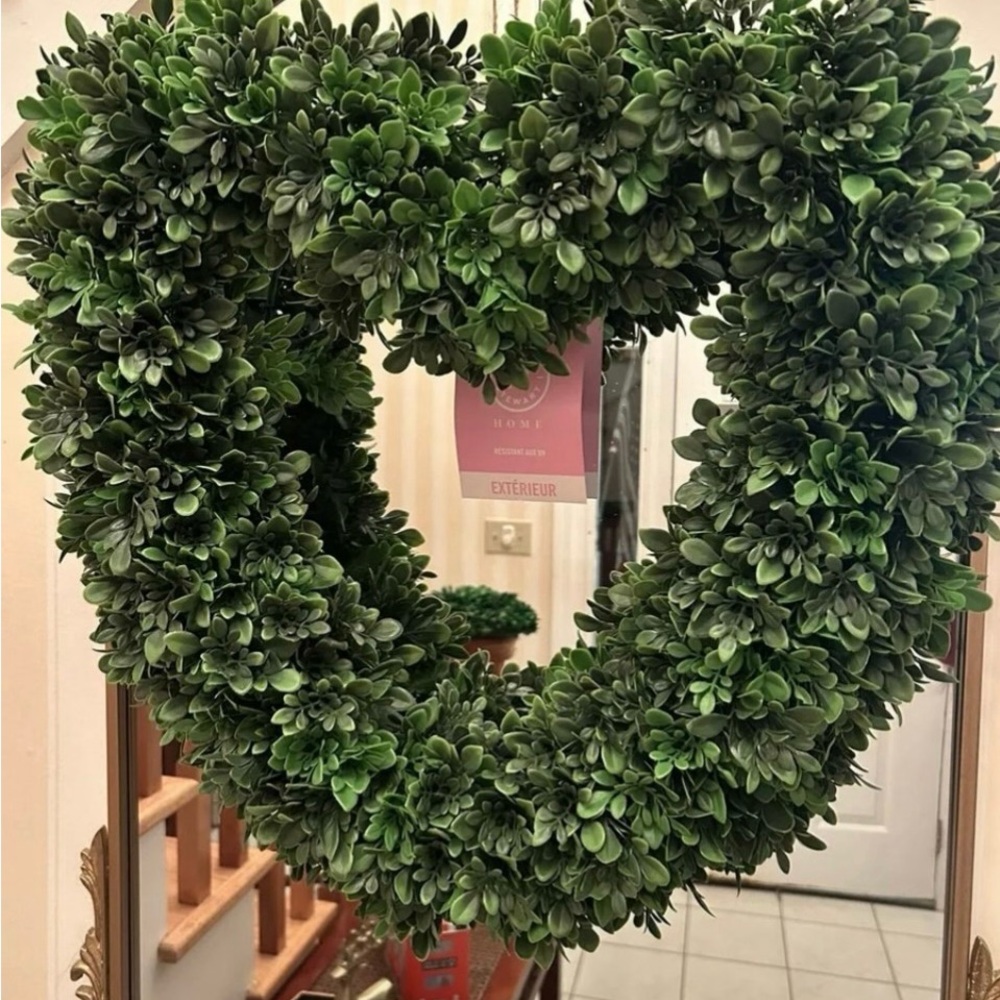 Martha Stewart Home Heart-Shaped Green Boxwood indoor/ outdoor Wreath NWT